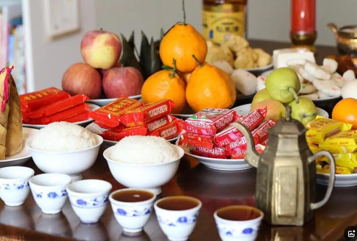 風水先生講述財神貢品的擺放和數(shù)量